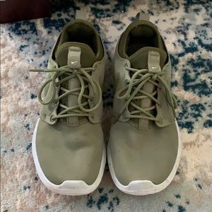 Green Women’s Roshe Size 7.5